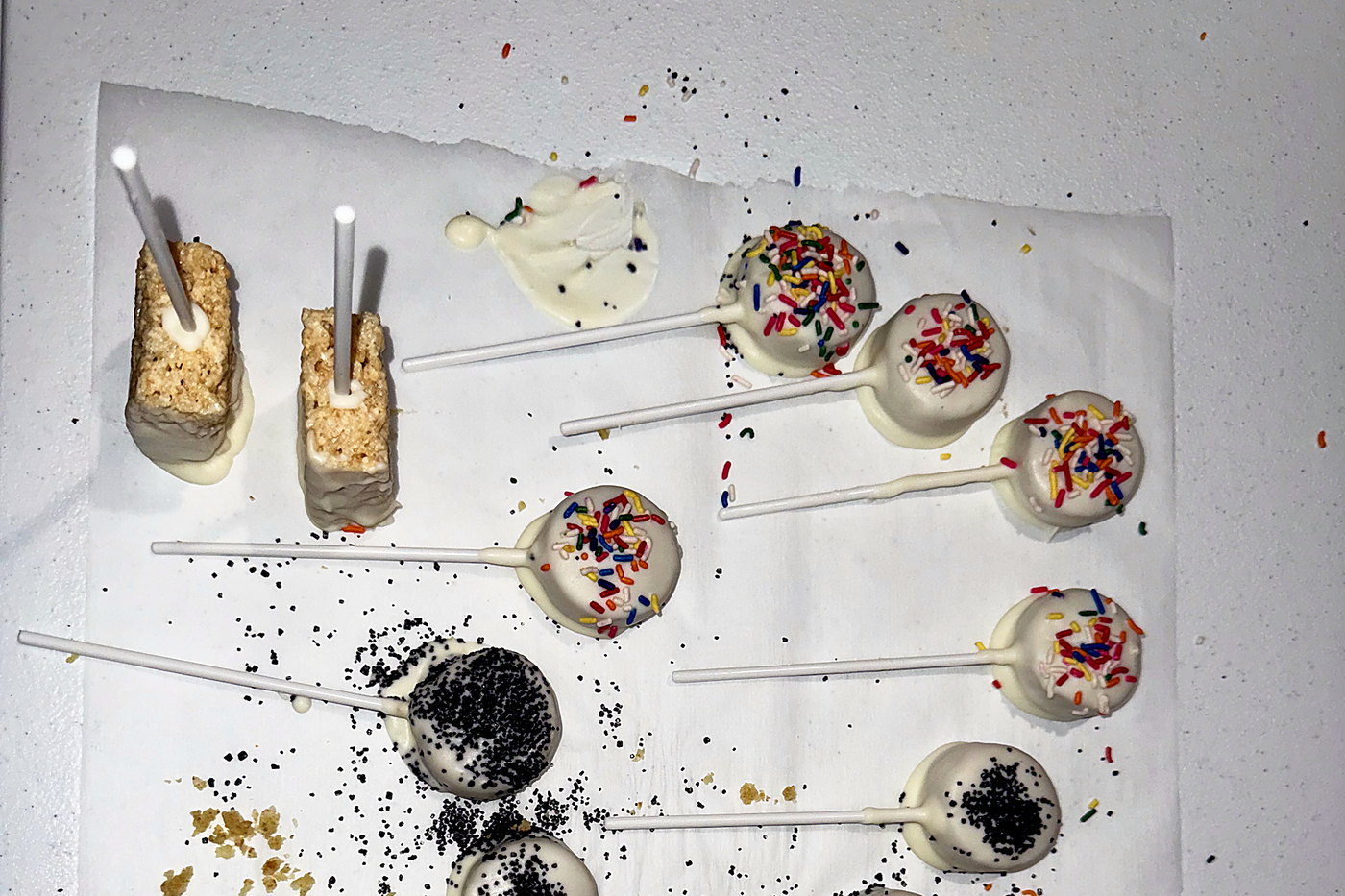A tray of cake pops coming together